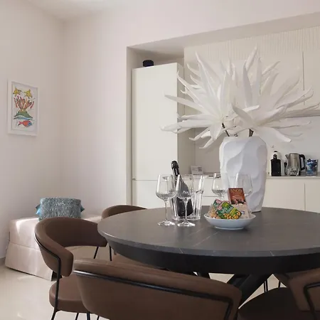 Apartment F&m House *